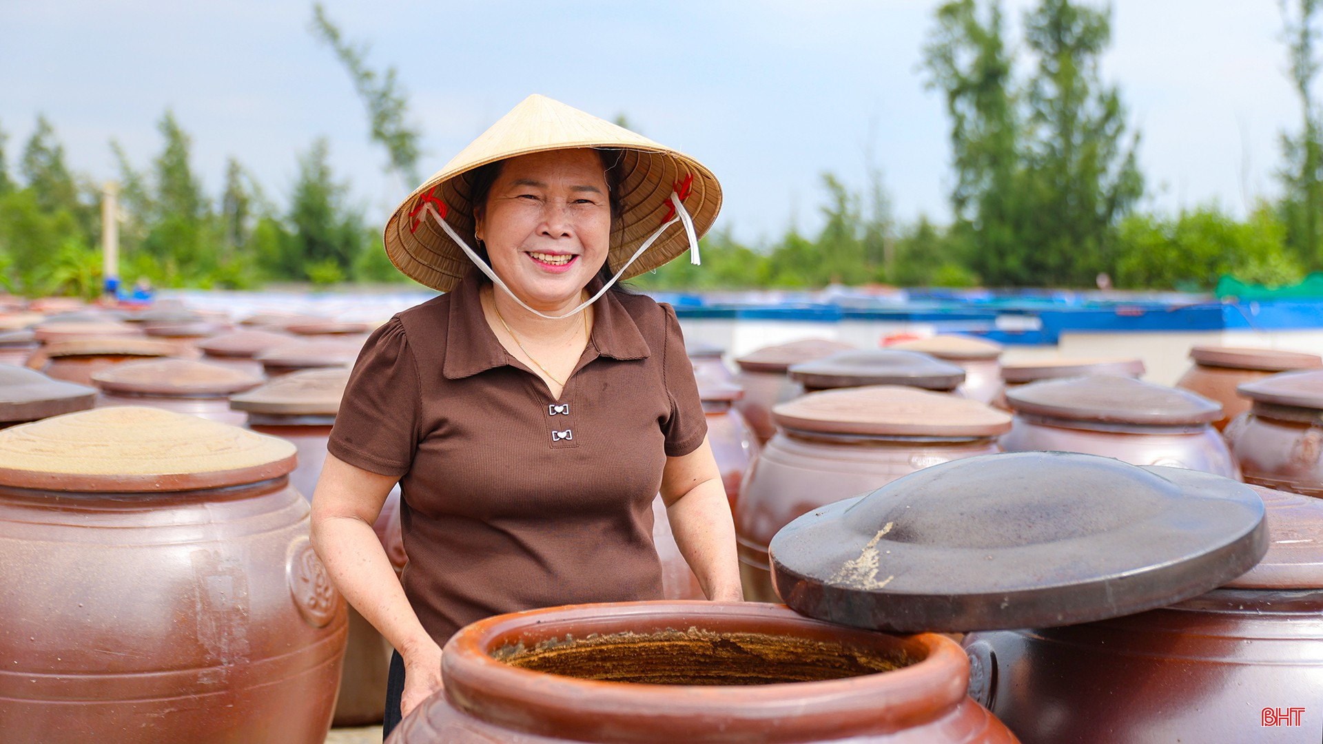 Sinh ra và lớn lên trên vùng biển Hải Ninh, từ nhỏ tôi đã theo cha học nghề làm nước mắm. Những kinh nghiệm được cha truyền dạy, từ cách chọn cá, muối mắm đến ủ chượp, đã trở thành hành trang quý giá để tôi tiếp nối nghề truyền thống của gia đình.