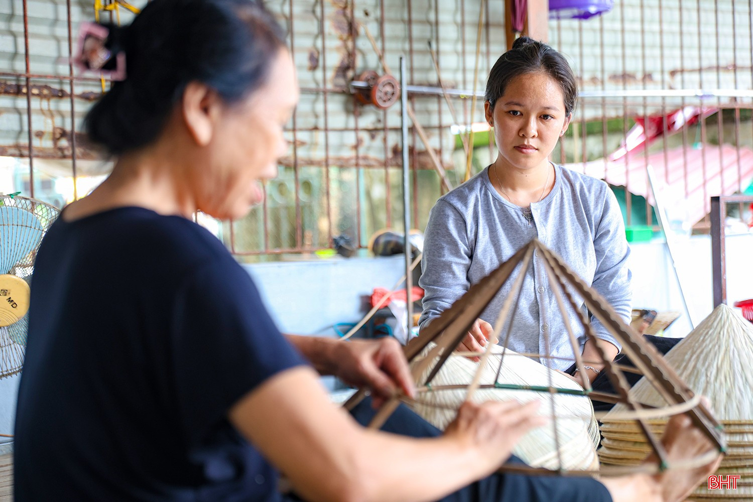 Nghề làm nón thủ công vẫn được gìn giữ bằng đôi tay khéo léo qua nhiều thế hệ.