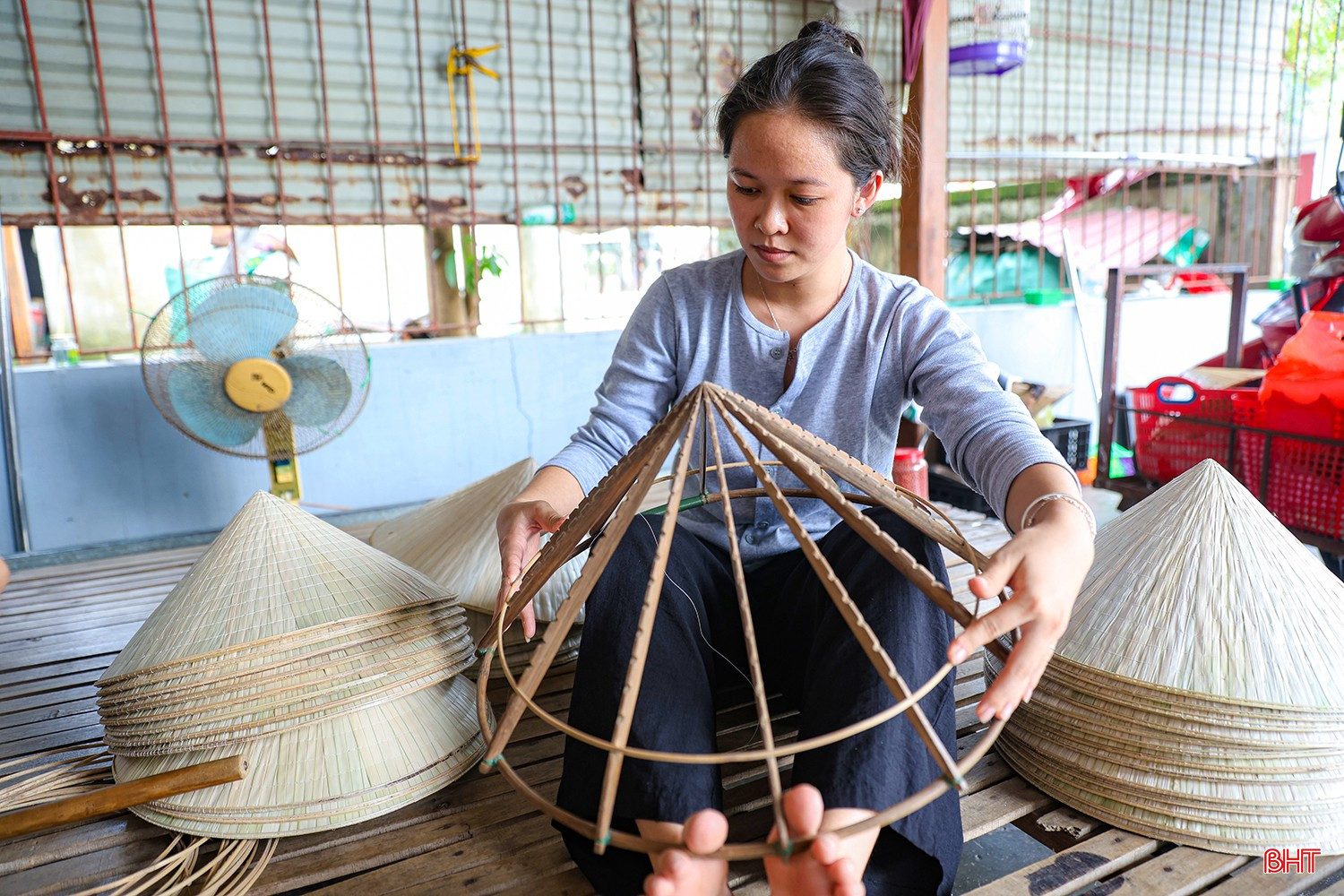 Em Lê Thị Cẩm Thư (thôn Đan Du, xã Kỳ Khang) chia sẻ: "Em học làm nón vì đây là nghề truyền thống của quê hương mình. Lúc tự tay làm thử, em mới thấy để có một chiếc nón đẹp phải khéo léo và kiên nhẫn đến thế nào. Em muốn học để hiểu hơn công việc của ông bà, bố mẹ, và càng thêm yêu quê hương, yêu nét văn hóa riêng của thôn Đan Du".