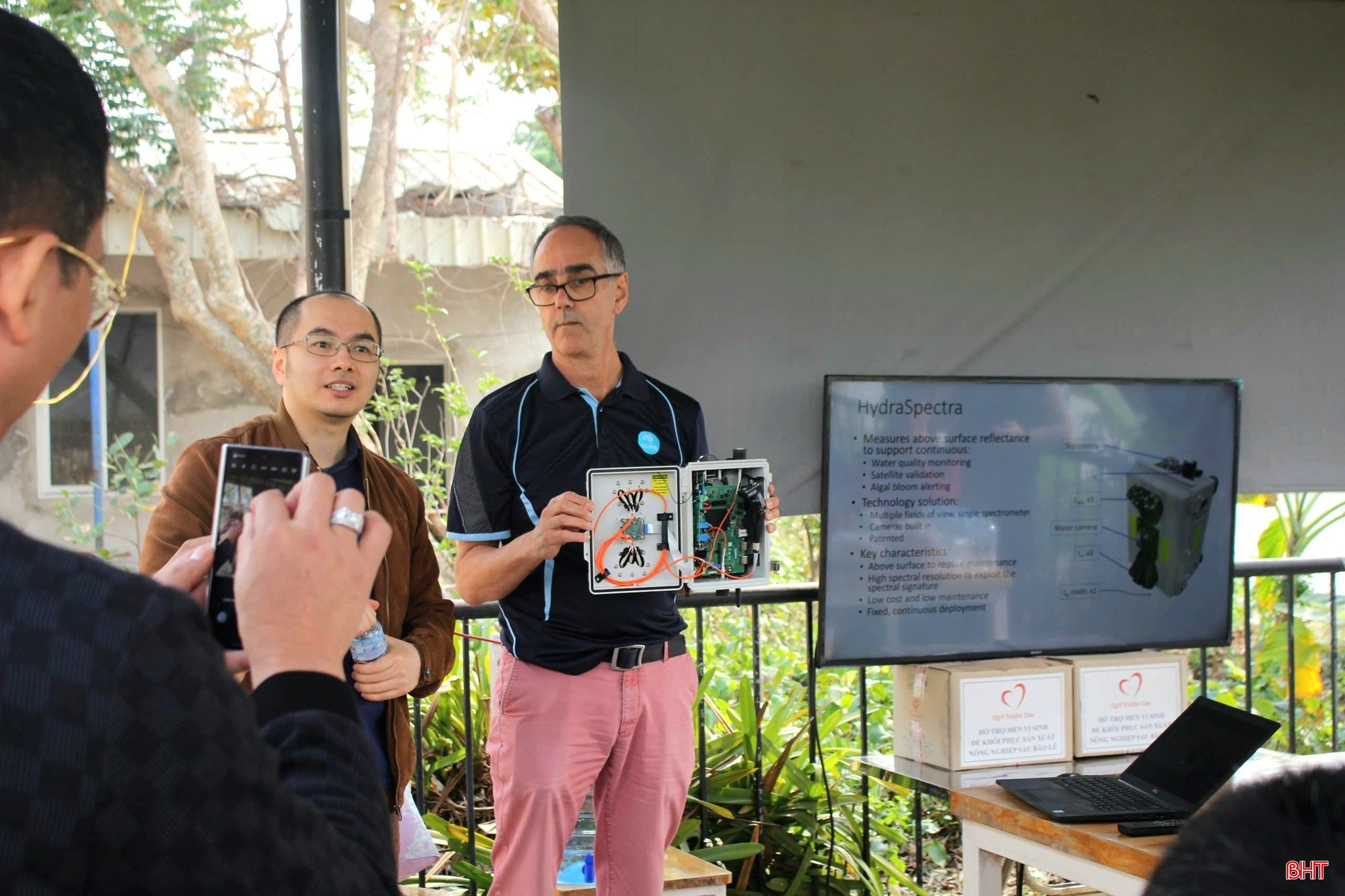 bqbht_br_tien-sy-nguyen-duy-duy-va-cac-nha-khoa-hoc-cua-csiro-gioi-thieu-ve-cong-nghe-cam-bien-tai-cho-moi-toi-nong-dan-tai-tp-hai-phong.jpg