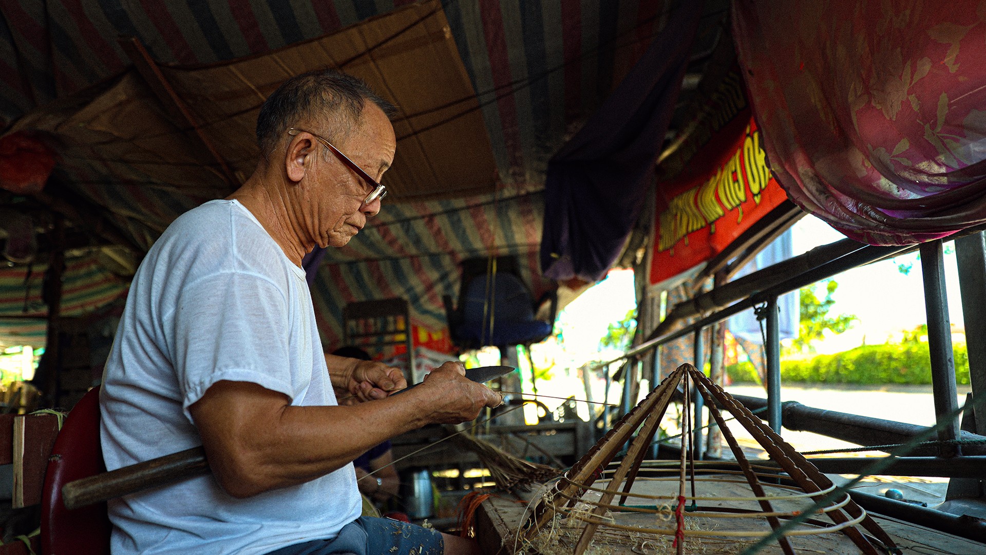 Để có những vành nón tròn đều, tôi phải lựa chọn những thanh tre phù hợp rồi vót thành từng nan mỏng, nhẵn và có độ dẻo nhất định. Công đoạn này đòi hỏi sự khéo léo, bởi nan tre phải đủ mềm để uốn thành vòng nhưng vẫn giữ được độ chắc chắn, giúp chiếc nón có dáng cân đối.