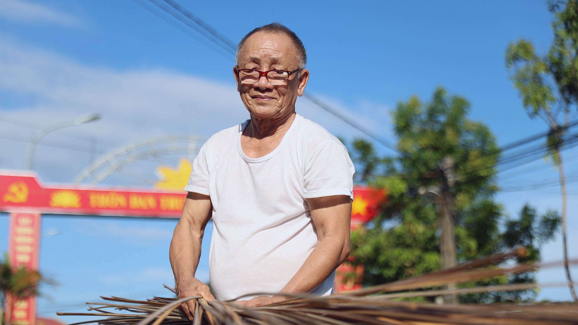 Tôi dần quen với từng công đoạn làm nón, bắt đầu từ những việc nhỏ như chẻ tre, vót nan rồi đem phơi khô để chuẩn bị làm vành nón. Công việc tưởng chừng đơn giản nhưng đòi hỏi sự cẩn thận, bởi muốn có chiếc nón đẹp thì ngay từ khâu chuẩn bị nguyên liệu đã phải làm thật kỹ.