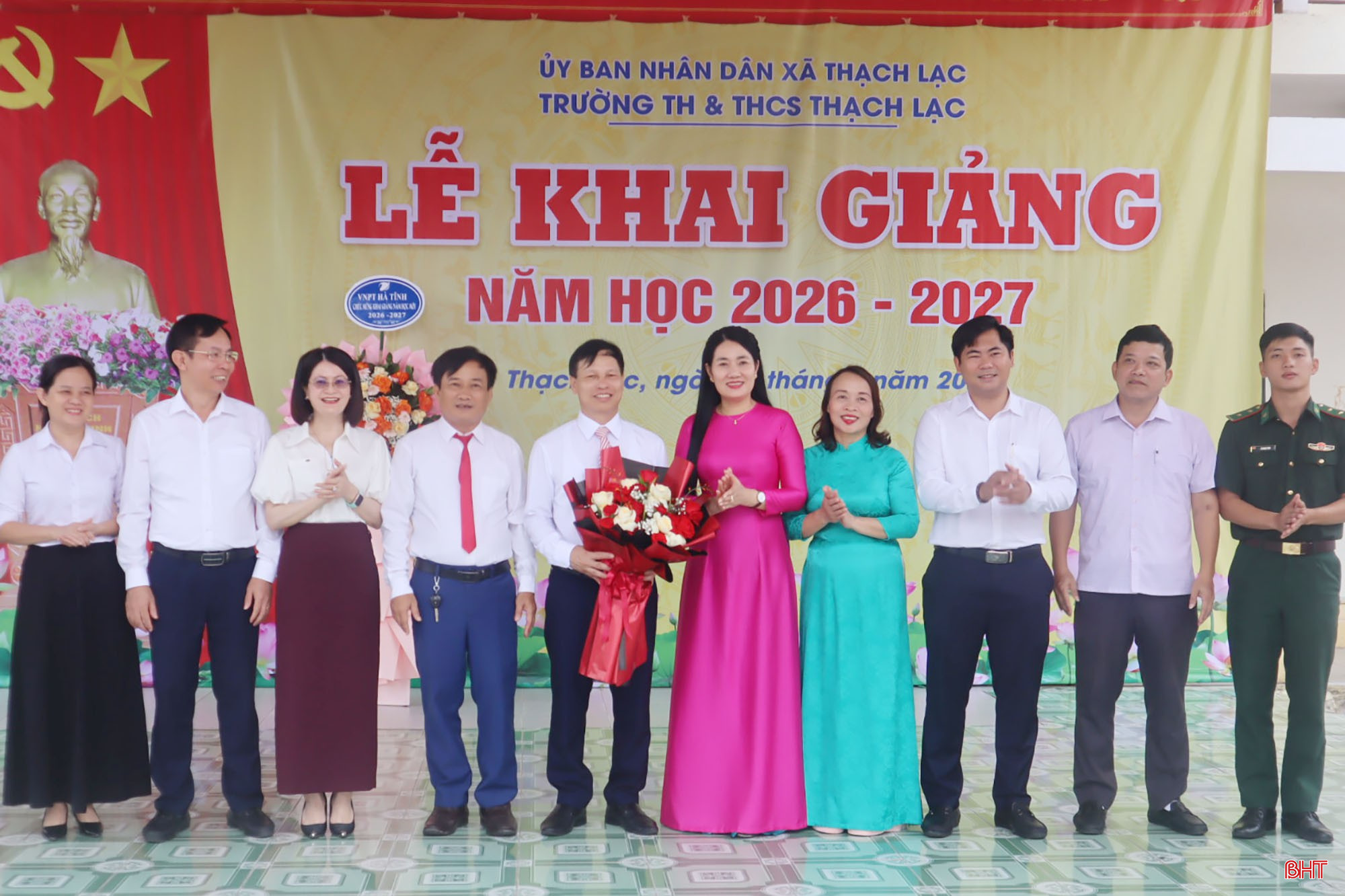 Đồng chí Nguyễn Thị Việt Hà - Phó Chủ tịch HĐND tỉnh và đoàn tặng hoa chúc mừng Trường TH&amp;THCS Thạch Lạc.