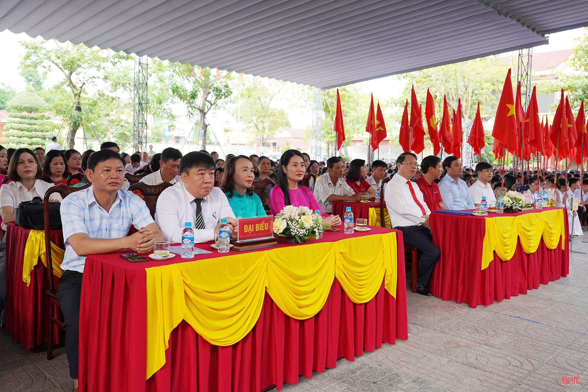 Đồng chí Nguyễn Thị Việt Hà - Phó Chủ tịch HĐND tỉnh và đại biểu dự lễ khai giảng tại Trường THPT Cẩm Bình.