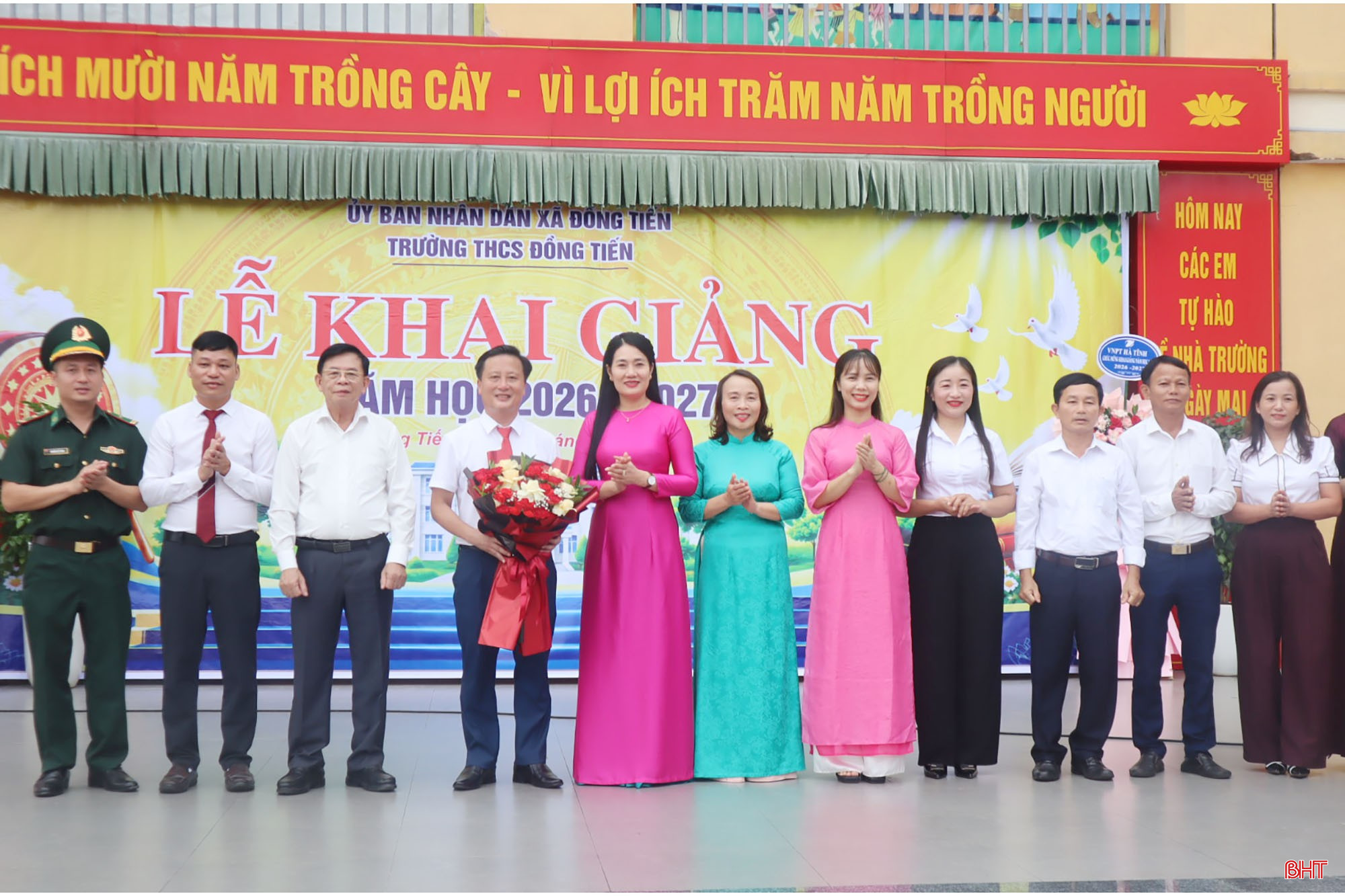 Phó Chủ tịch HĐND tỉnh Nguyễn Thị Việt Hà tặng hoa chúc mừng Trường THCS Đồng Tiến.