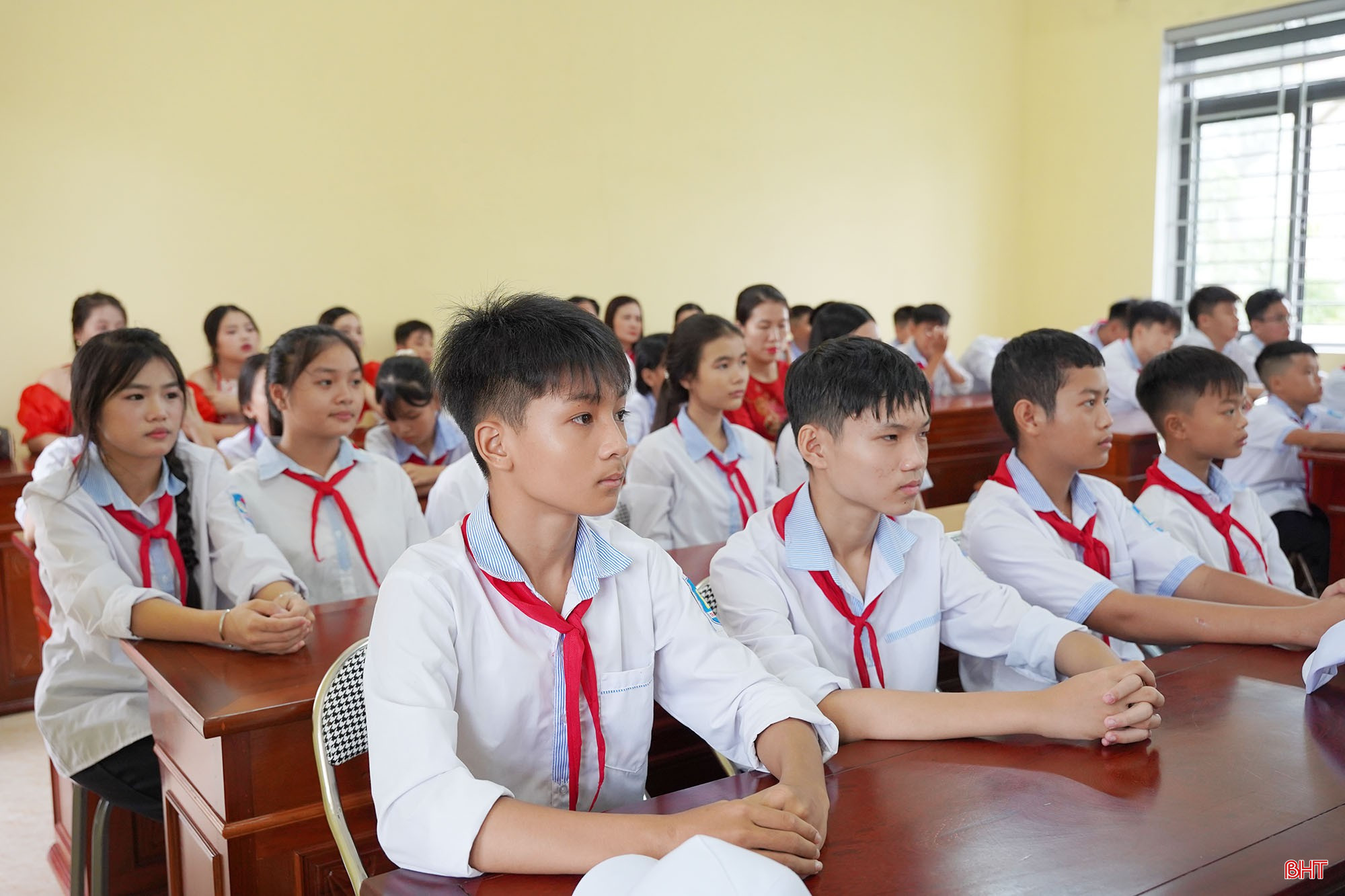 Học sinh Trường TH&amp;THCS Thạch Lạc theo dõi lễ khai giảng năm học.