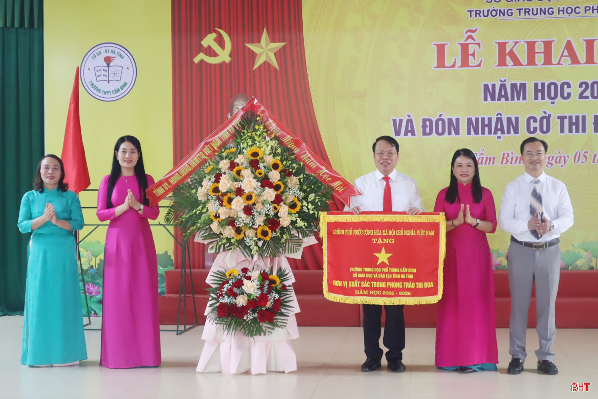 Phó Chủ tịch HĐND tỉnh Nguyễn Thị Việt Hà trao Cờ thi đua của Thủ tướng Chính phủ cho tập thể Trường THPT Cẩm Bình.
