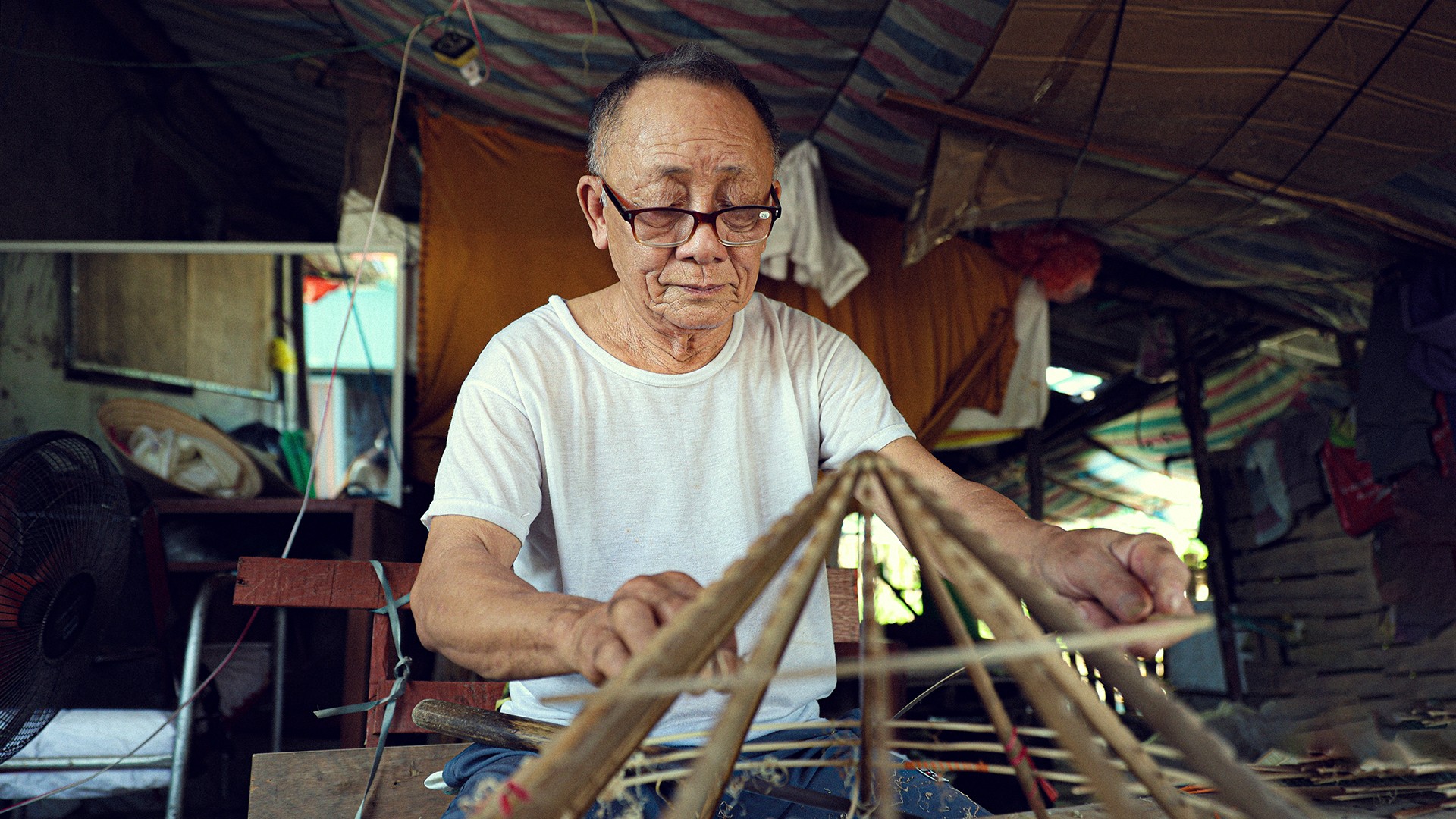 Tôi sinh ra trong gia đình có truyền thống làm nón lá. Cha mẹ tôi đều gắn bó với nghề, ngày ngày tỉ mẩn bên những chiếc lá, vành tre và từng đường kim, mũi chỉ. Từ thuở nhỏ, tôi đã quen với hình ảnh cha mẹ ngồi làm nón, quen với những công đoạn tưởng chừng đơn giản nhưng đòi hỏi sự khéo léo, kiên nhẫn. Nghề làm nón trở nên gần gũi với tôi từ lúc nào chẳng hay.