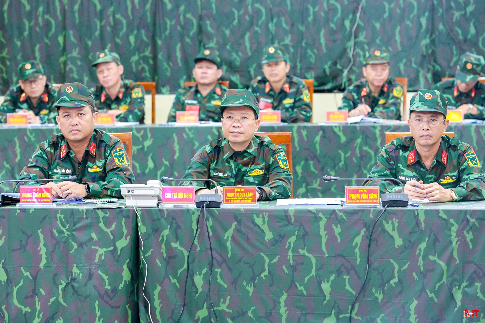 Các đồng chí: Nguyễn Duy Lâm – Ủy viên Trung ương Đảng, Bí thư Tỉnh ủy, Bí thư Đảng ủy Quân sự tỉnh, Trưởng ban Chỉ đạo diễn tập Khu vực phòng thủ tỉnh; Đại tá Hoàng Xuân Đông – Ủy viên BTV Tỉnh ủy, Phó Bí thư Đảng ủy Quân sự tỉnh, Chỉ huy trưởng Bộ CHQS tỉnh, Phó Trưởng ban Thường trực Ban Chỉ đạo diễn tập Khu vực phòng thủ tỉnh; Đại tá Phạm Văn Sâm – Phó Bí thư Thường trực Đảng ủy, Chính ủy Bộ CHQS tỉnh chủ trì hội nghị.