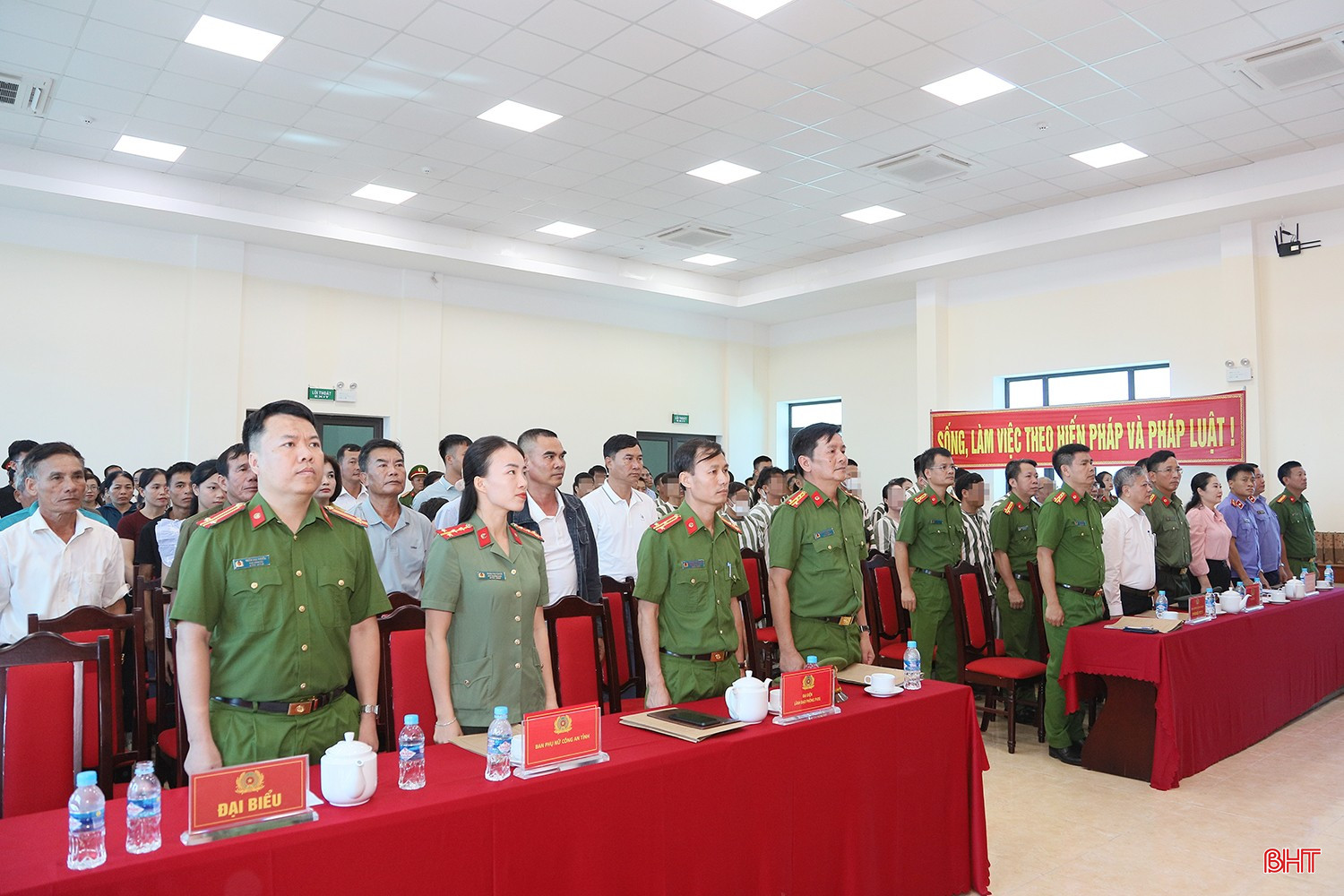 Các đại biểu tham dự buổi lễ.