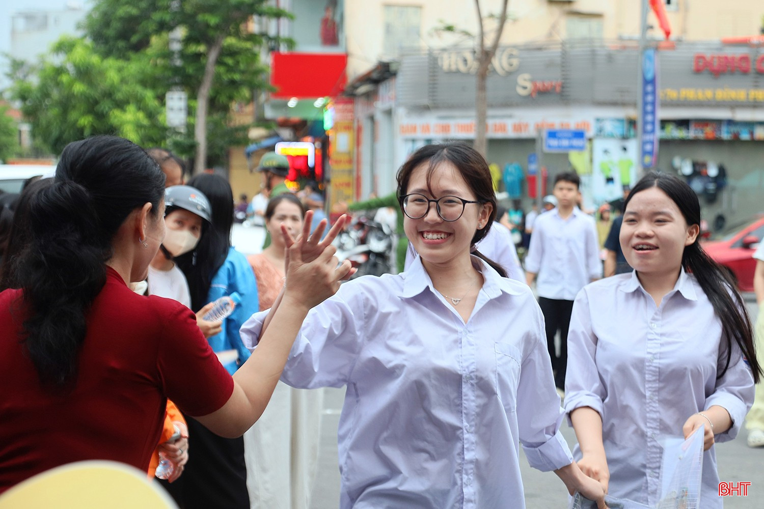 Những cái bắt tay động viên của thầy cô, những lời dặn dò vội vàng của cha mẹ trước cổng trường trở thành nguồn động lực giúp các em vững vàng bước vào kỳ thi.