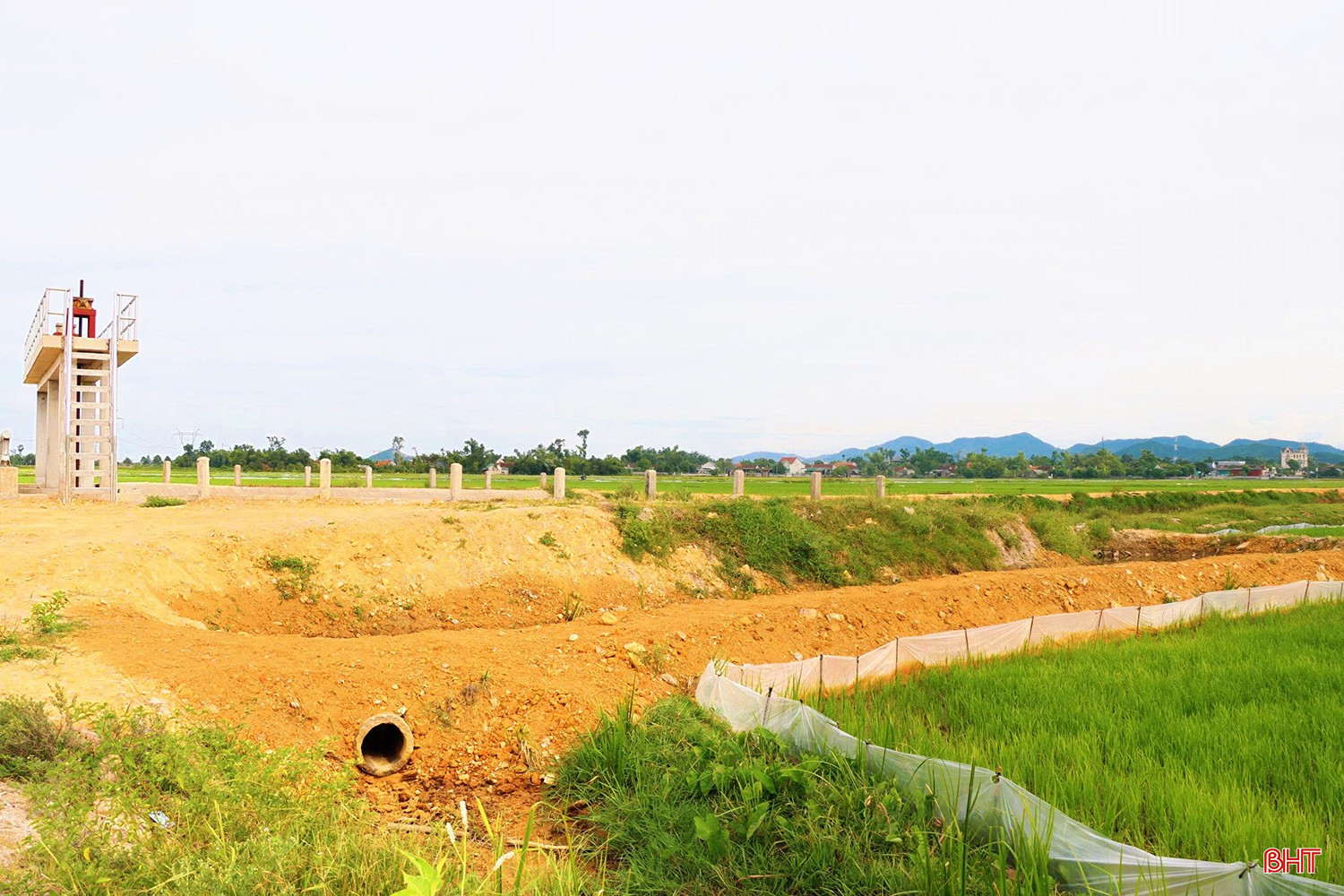 Cống T21 nằm trên cánh đồng thuộc thôn Tân Xuyên và thôn Tân Mỹ (xã Đức Thọ), được đầu tư xây dựng từ năm 2025 nhằm dẫn nước từ kênh Ngàn Trươi phục vụ tưới tiêu cho hơn 100 ha lúa của các địa phương thuộc huyện Đức Thọ và huyện Can Lộc (cũ). Tuy nhiên, sau thời gian đưa vào khai thác, hệ thống công trình chưa được đầu tư đồng bộ, thiếu hạng mục dẫn và phân phối nước từ cống vào nội đồng, khiến công trình chưa phát huy hết công năng theo mục tiêu thiết kế.