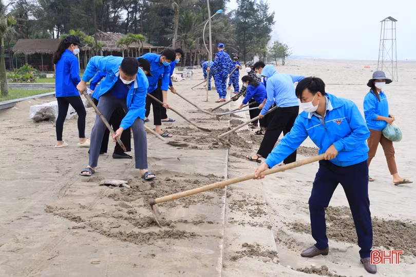 Thanh niên Nghi Xuân và Hải đội 102 ra quân làm sạch bãi biển