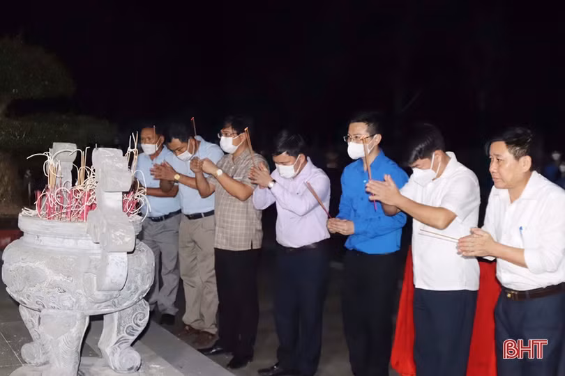 Tuổi trẻ Cẩm Xuyên thắp nến tri ân cố Tổng Bí thư Hà Huy Tập