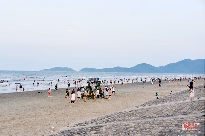“Biển Lộc Hà - đến để yêu hơn”