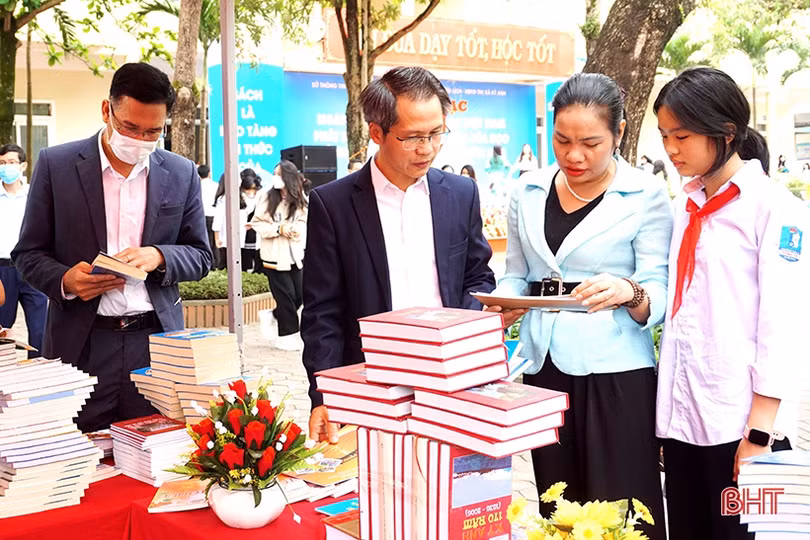 Trao tặng “Không gian đọc sách, sinh hoạt và tương tác đội” cho trường học ở Hương Khê