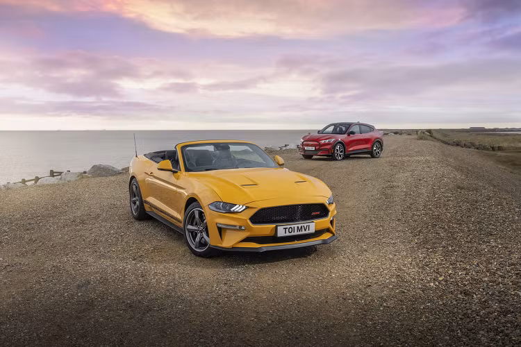 Ford Mustang Convertible California Special động cơ V8