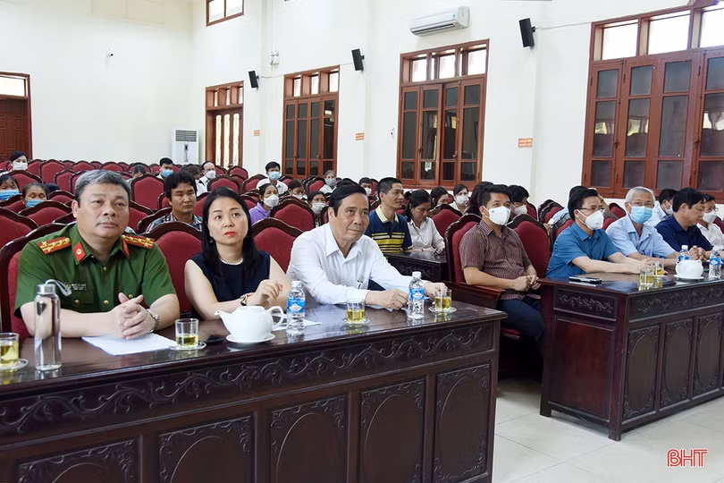 Trao hỗ trợ 900 triệu đồng cho hộ nghèo, gia đình chính sách và học sinh, sinh viên ở Hương Khê