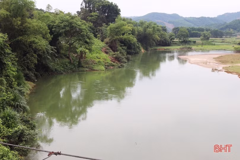Hơn 3 năm, chưa khắc phục điểm sạt lở trên đường trục xã ở Vũ Quang