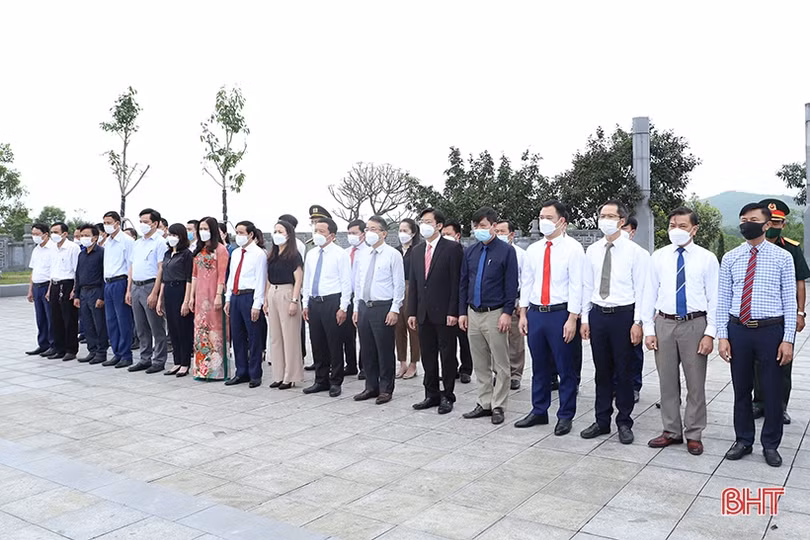 Lãnh đạo Hà Tĩnh dâng hương tưởng nhớ cố Tổng Bí thư Hà Huy Tập