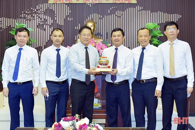 Tổng Lãnh sự quán CHDCND Lào chào xã giao lãnh đạo Hà Tĩnh