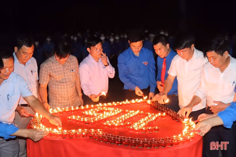 Tuổi trẻ Cẩm Xuyên thắp nến tri ân cố Tổng Bí thư Hà Huy Tập