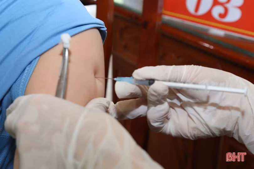 240 học sinh lớp 6 đầu tiên ở Hà Tĩnh được tiêm vắc-xin phòng COVID-19