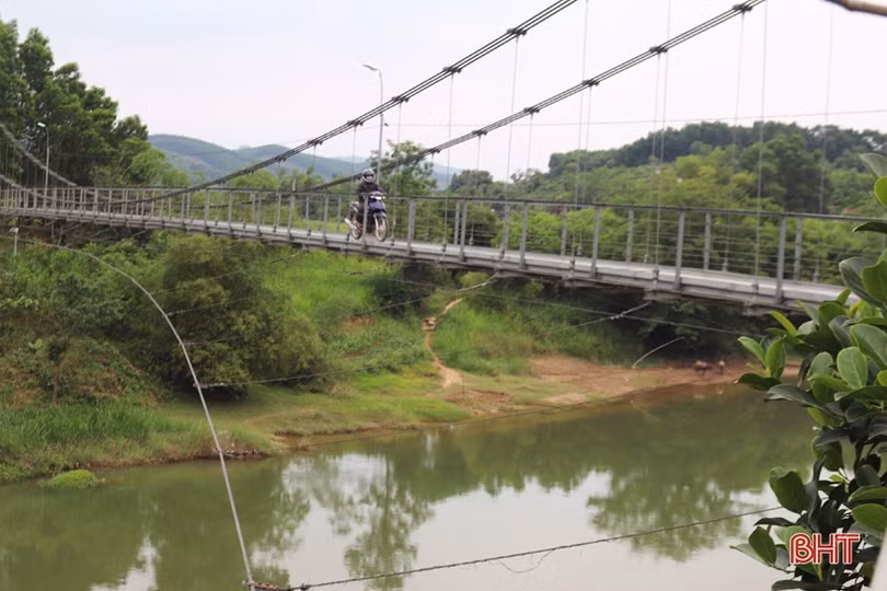 Hơn 3 năm, chưa khắc phục điểm sạt lở trên đường trục xã ở Vũ Quang