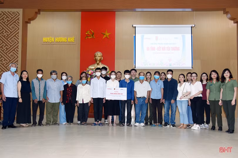 Trao hỗ trợ 900 triệu đồng cho hộ nghèo, gia đình chính sách và học sinh, sinh viên ở Hương Khê