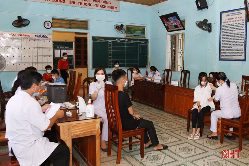 240 học sinh lớp 6 đầu tiên ở Hà Tĩnh được tiêm vắc-xin phòng COVID-19