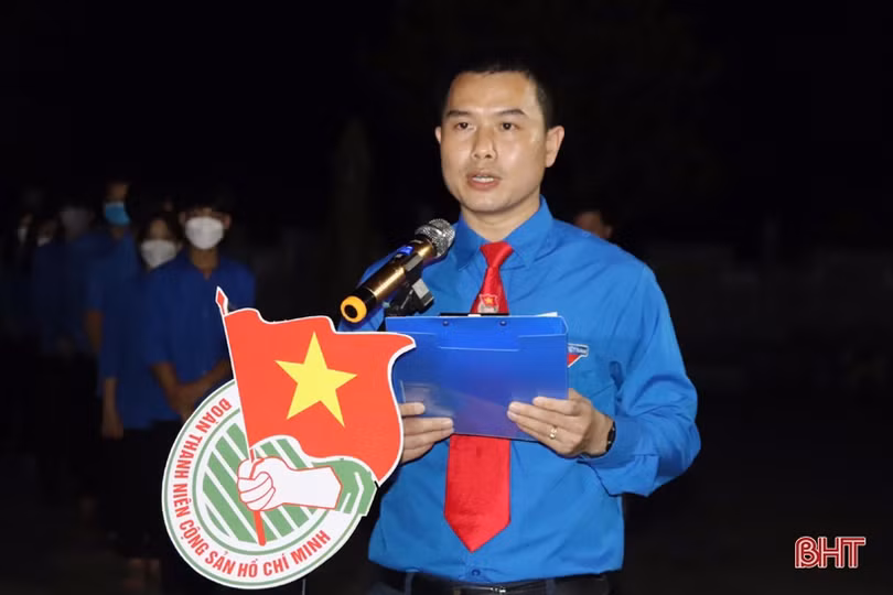 Tuổi trẻ Cẩm Xuyên thắp nến tri ân cố Tổng Bí thư Hà Huy Tập