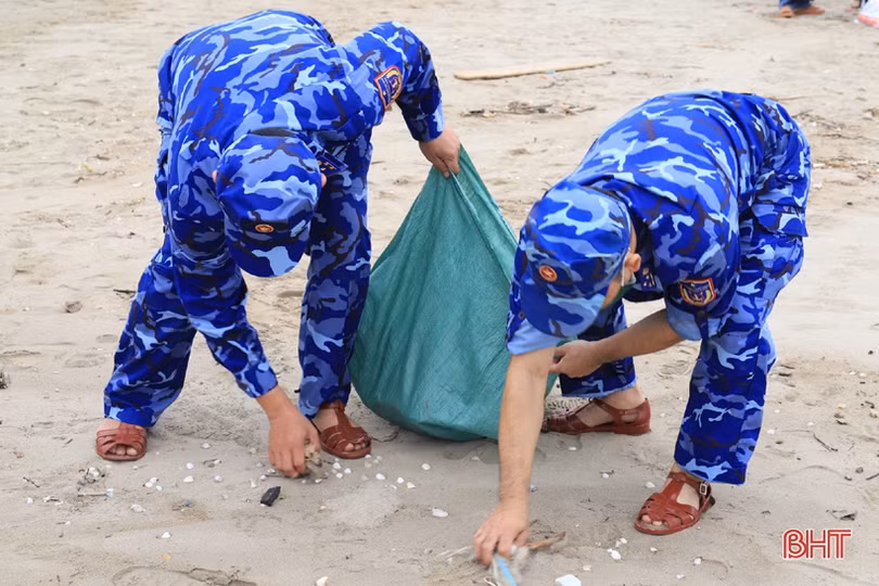 Thanh niên Nghi Xuân và Hải đội 102 ra quân làm sạch bãi biển