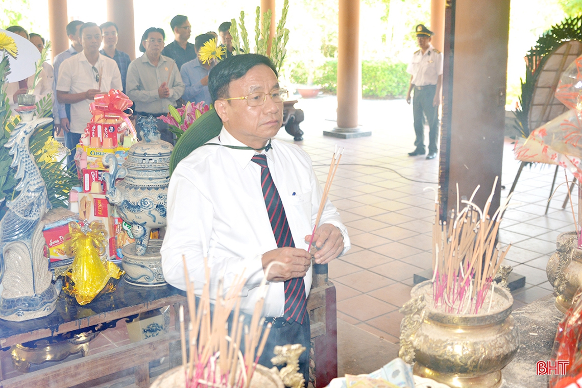 Lãnh đạo tỉnh Hà Tĩnh dâng hương tưởng niệm anh hùng liệt sỹ tại các nghĩa trang Trường Sơn, Đường 9