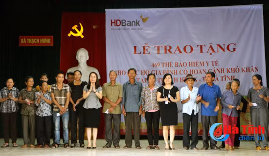 hd bank trao 469 the bhyt cho gia dinh hoan canh kho khan