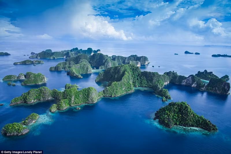 Quần đảo Raja Ampat, Indonesia: Raja Ampat có nghĩa là “vua của các hòn đảo”, được coi là một trong những quần đảo thần tiên nhất của châu Á. Đây là quần đảo gồm 1.500 hòn đảo lớn nhỏ có hình thù lạ mắt, được bao quanh bởi dải cát trắng và rừng cây tươi tốt. Ảnh: Getty Images/Lonely Planet. 10 diem den dang mo uoc nhat nam 2017