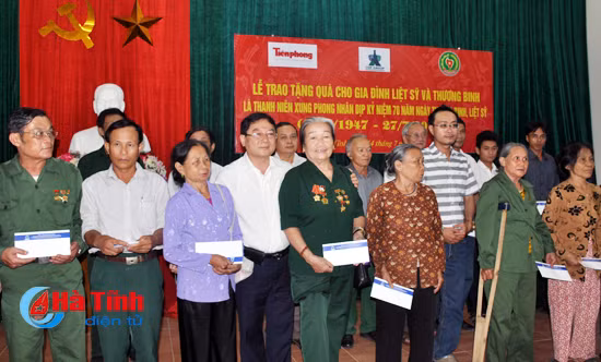 trao tang 100 suat qua cho gia dinh liet sy tnxp ha tinh