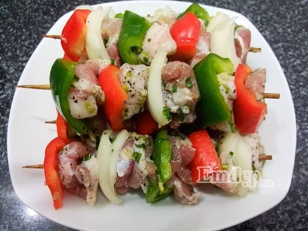 cach uop thit nuong rau cu ngon tuyet cho cuoi tuan tron ven ben gia dinh
