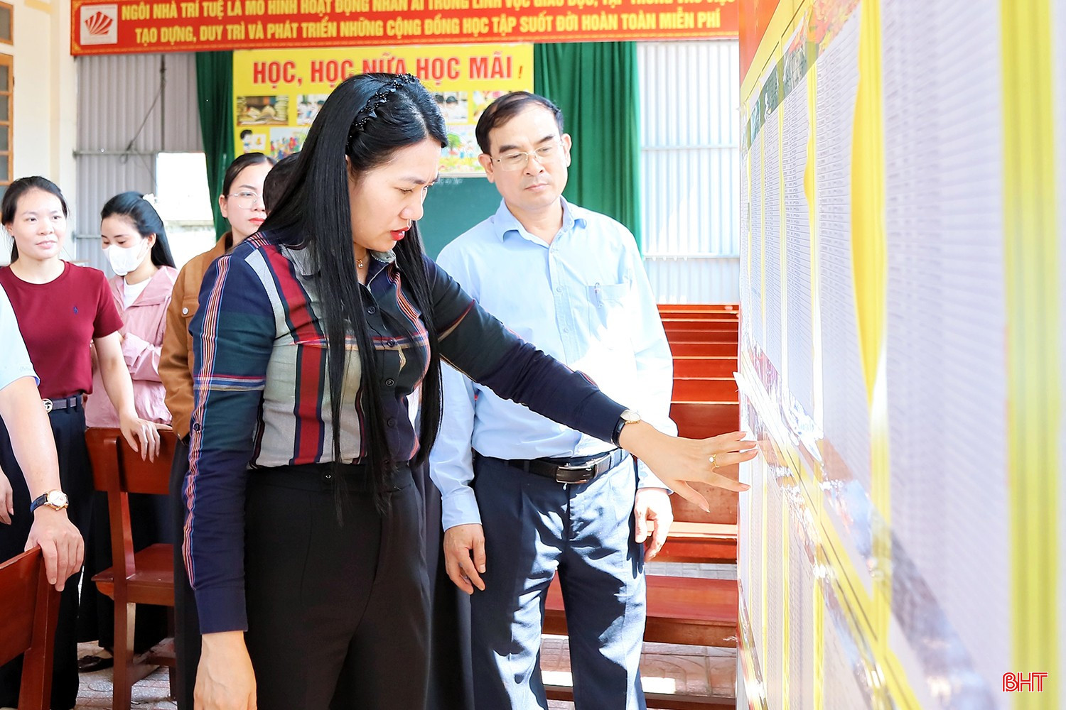 Đoàn kiểm tra khu vực bỏ phiếu thuộc TDP Long Sơn (phường Vũng Áng). Theo báo cáo, đến nay, phường Vũng Áng đã niêm yết danh sách cử tri tại 16 khu vực bỏ phiếu. Tổng số cử tri rà soát đến thời điểm niêm yết trên toàn phường là 14.621, phân chia cho 16 khu vực bỏ phiếu. Các điều kiện bầu cử được thực hiện nghiêm túc, đúng tiến độ, đúng quy định.