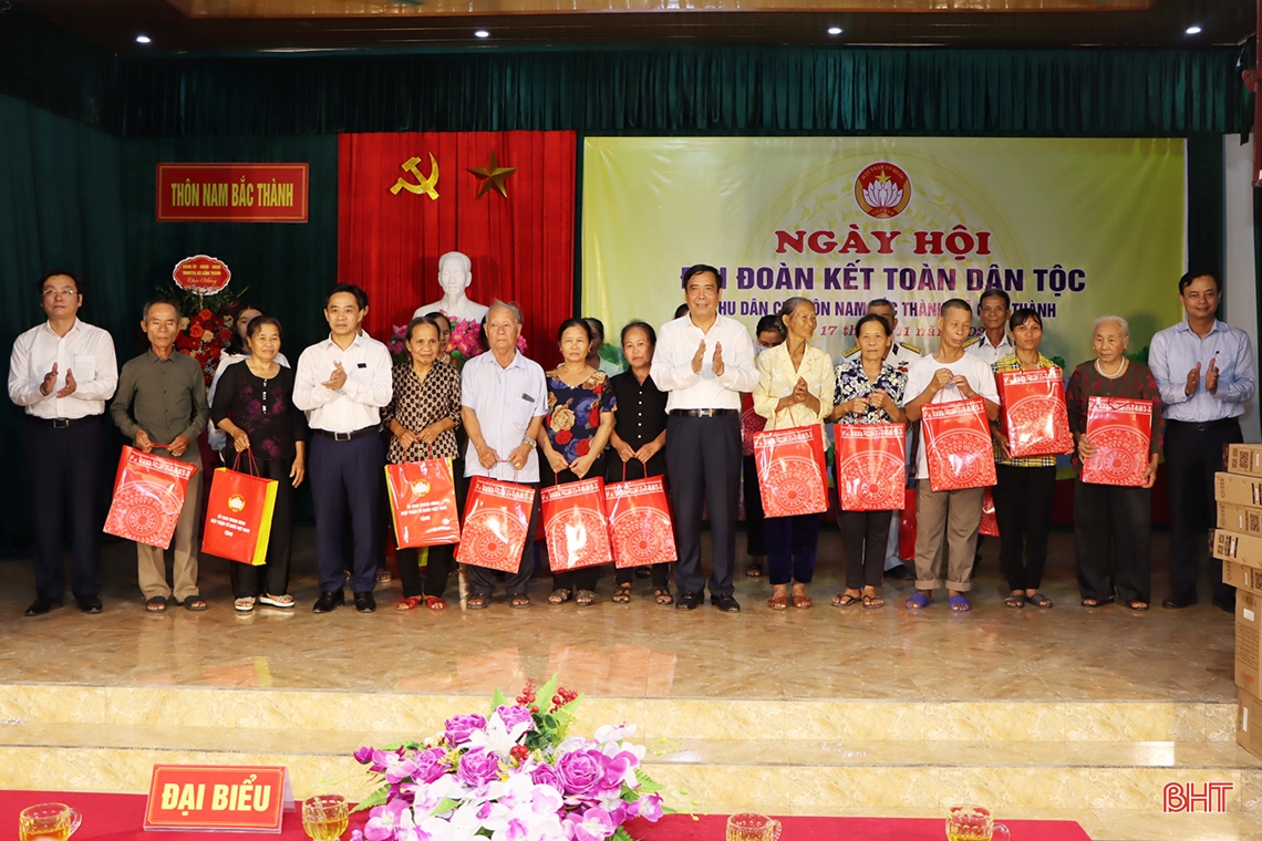 Chủ tịch Hội Người cao tuổi Việt Nam chung vui ngày hội đoàn kết ở Cẩm Xuyên