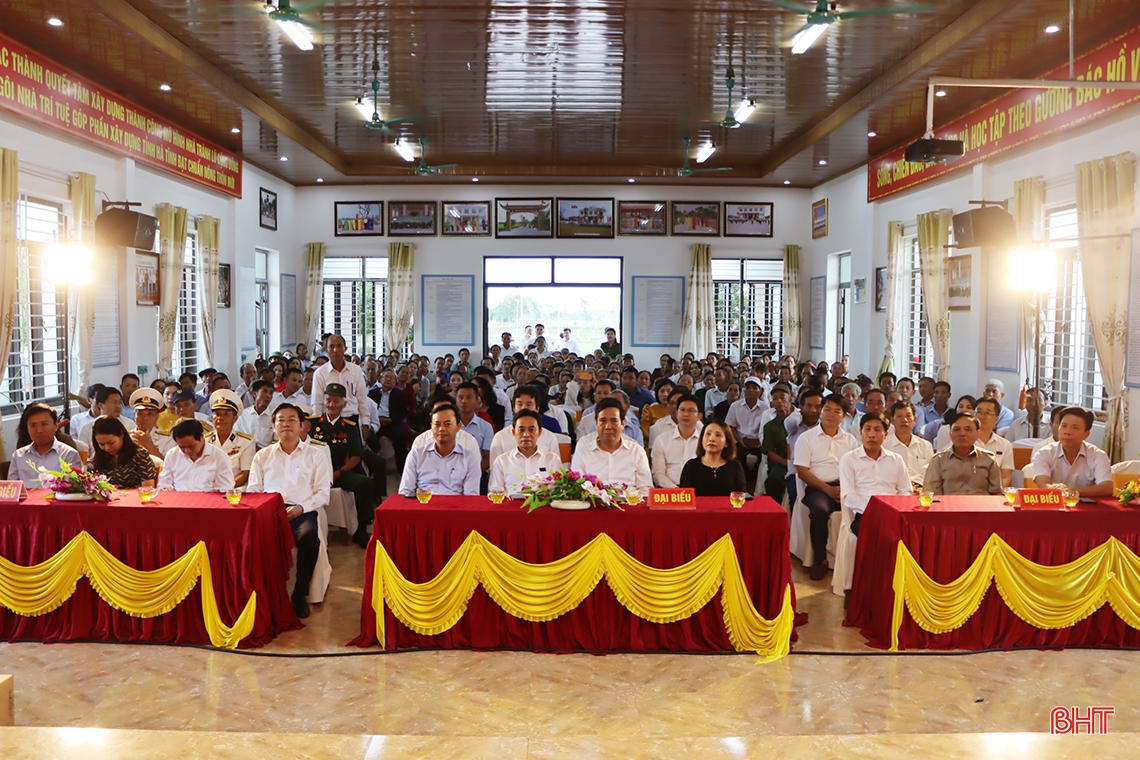 Chủ tịch Hội Người cao tuổi Việt Nam chung vui ngày hội đoàn kết ở Cẩm Xuyên