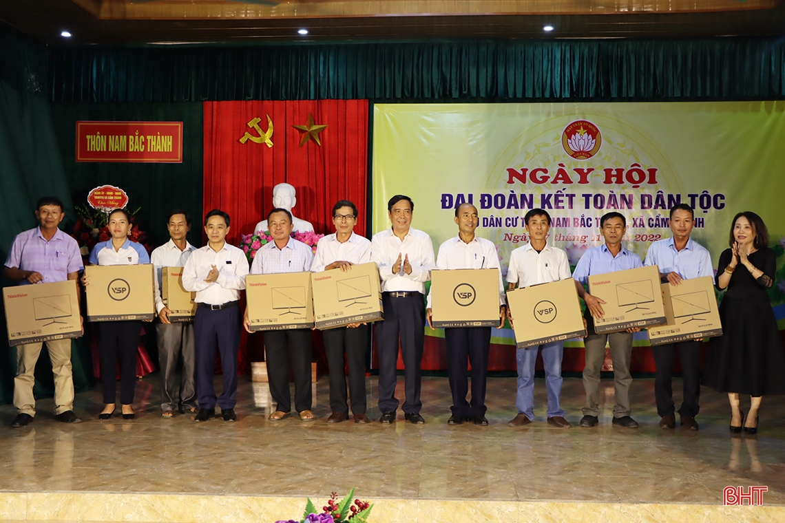 Chủ tịch Hội Người cao tuổi Việt Nam chung vui ngày hội đoàn kết ở Cẩm Xuyên