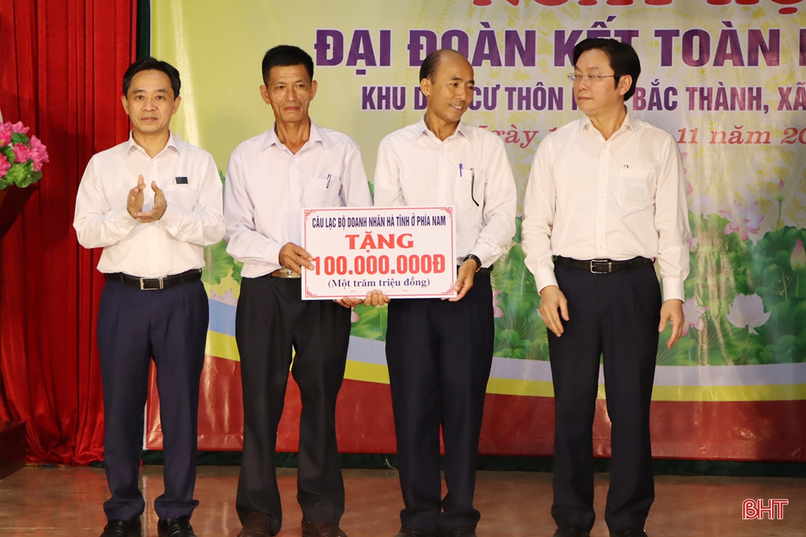 Chủ tịch Hội Người cao tuổi Việt Nam chung vui ngày hội đoàn kết ở Cẩm Xuyên
