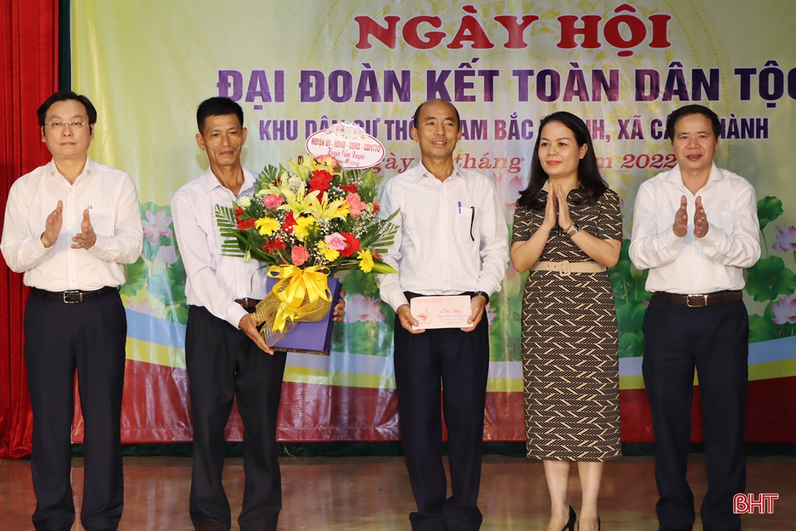 Chủ tịch Hội Người cao tuổi Việt Nam chung vui ngày hội đoàn kết ở Cẩm Xuyên