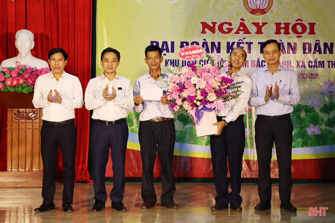 Chủ tịch Hội Người cao tuổi Việt Nam chung vui ngày hội đoàn kết ở Cẩm Xuyên