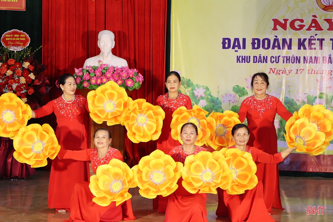Chủ tịch Hội Người cao tuổi Việt Nam chung vui ngày hội đoàn kết ở Cẩm Xuyên