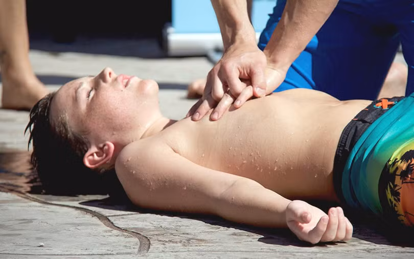 5 cách để tránh chết đuối, trên biển và trong hồ bơi