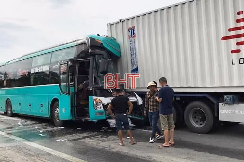 Hà Tĩnh: Xe khách tông xe container, tài xế bị kẹt trong cabin