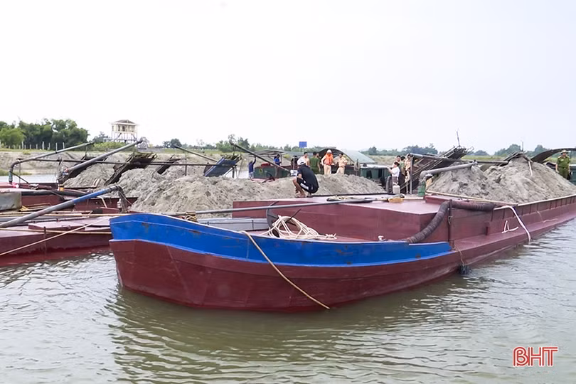 Nổ súng trấn áp 5 sà lan khai thác cát trái phép trên sông Lam đoạn qua Đức Thọ