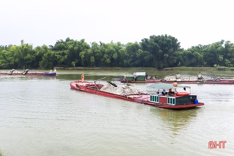 Nổ súng trấn áp 5 sà lan khai thác cát trái phép trên sông Lam đoạn qua Đức Thọ