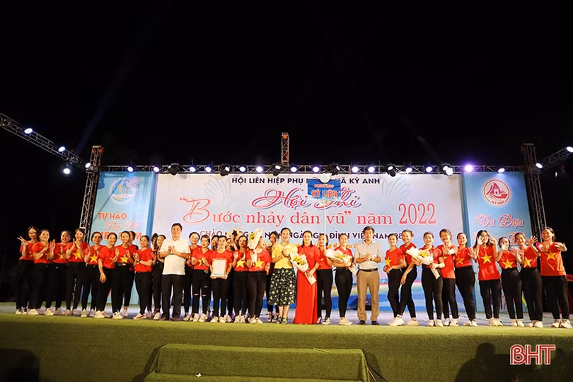 Hội Phụ nữ xã Kỳ Hoa giành giải xuất sắc Hội thi bước nhảy dân vũ TX Kỳ Anh